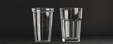 Confronto visivo tra i materiali: vetro, plastica e silicone
