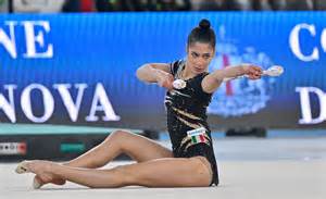 Ginnaste di ginnastica ritmica in gara con tutine elaborate