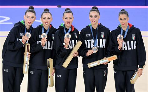 Esempio di tuta completa per ginnastica ritmica con giacca e pantalone