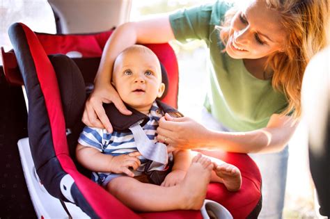 Bambino nel seggiolino auto con tecnologia BebèCare