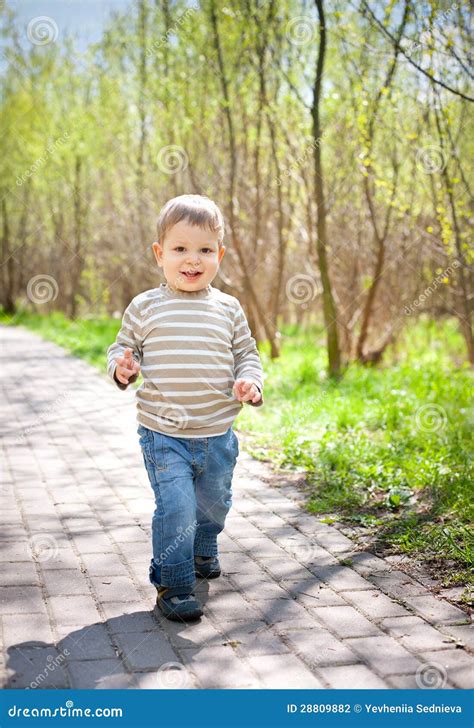 Bambino che cammina