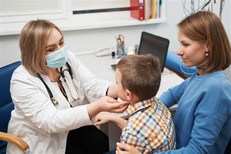 Pediatra che esamina il piede di un bambino