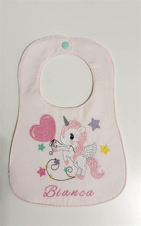 Bavaglino ricamato pronto per il montaggio