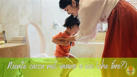 Bambino che si sforza per fare la cacca