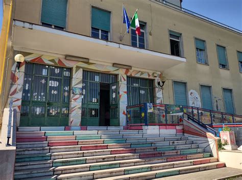 Istituto scolastico moderno con aree verdi