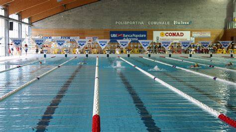 Atleti che nuotano in una piscina coperta