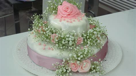 Tavola imbandita con torta di battesimo decorata e fiori