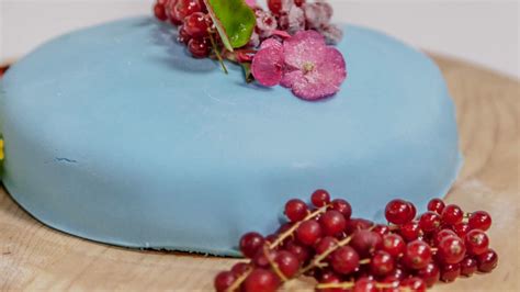 Dettaglio di decorazioni in pasta di zucchero su una torta a piani