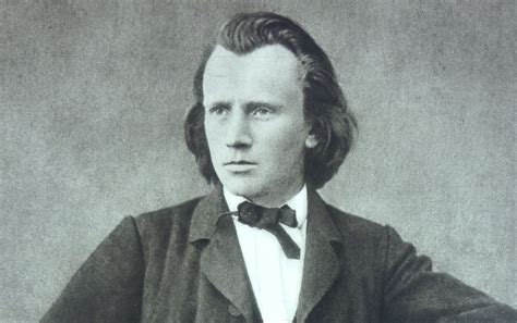 Johannes Brahms che compone al pianoforte