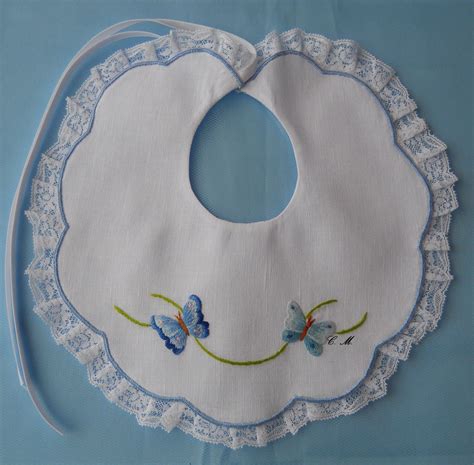 Vari design di bavaglini ricamati con merletto