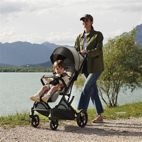 Bambino sul passeggino Inglesina Quid³ in un contesto di viaggio