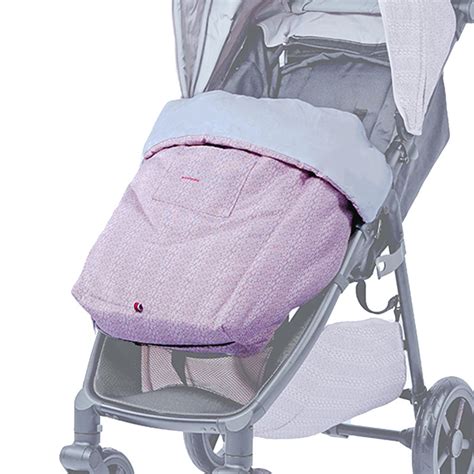 Bambino avvolto in un coprigambe universale morbido su un passeggino