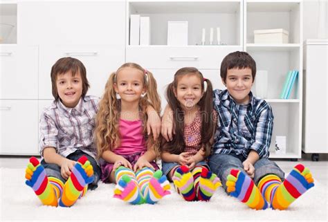 bambini con calzini colorati diversi che celebrano l'unicità