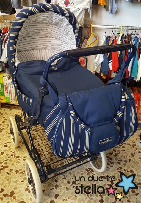 Dettaglio della griglia portaoggetti di una carrozzina vintage