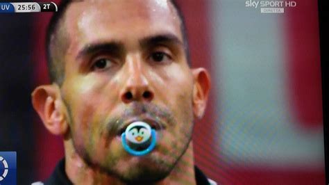 Carlos Tevez esulta con il ciuccio dopo un gol