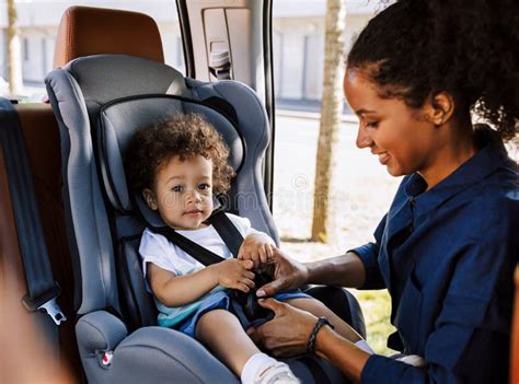 Bambino che si allaccia da solo la cintura in un seggiolino auto Maxi-Cosi