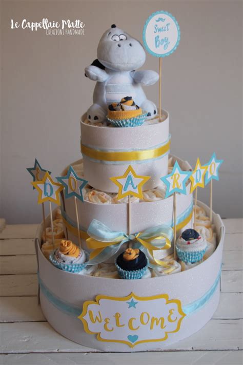 Torta di pannolini classica a tre piani decorata con nastri e peluche