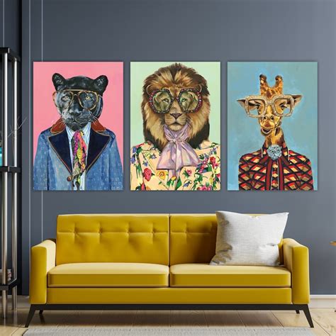 Un collage di diverse stampe su tela raffiguranti animali domestici, come cani e gatti, in vari stili artistici.