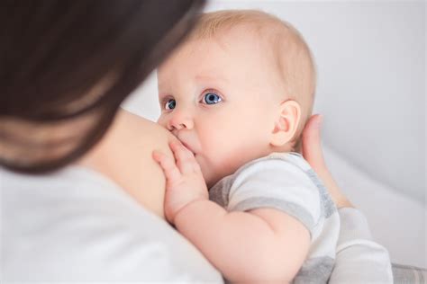 Madre e bambino in un momento di allattamento