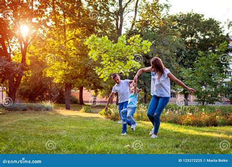 Famiglia felice con bambino che gioca nel box