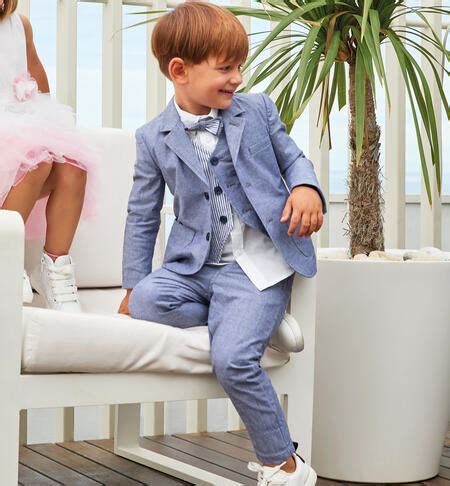 Bambino elegante con abito da cerimonia iDO in un ambiente luminoso