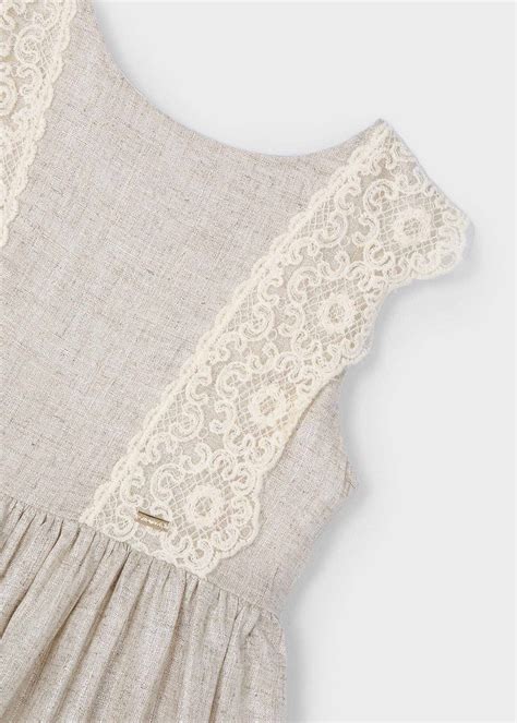 Dettaglio di un ricamo su un vestito da cerimonia per bambina