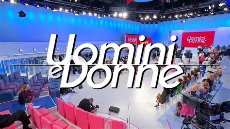 Studio televisivo di Uomini e Donne con il pubblico e la conduttrice Maria De Filippi