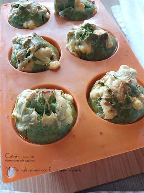 muffin di ricotta e spinaci appena sfornati
