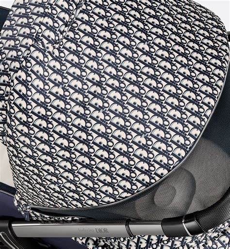 Dettaglio ravvicinato di una scarpina da culla Dior con logo in evidenza