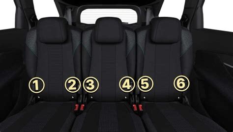 Interni di una Peugeot 5008 con tre seggiolini