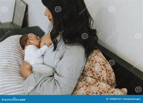 Fotografia storica di una madre che allatta il suo bambino
