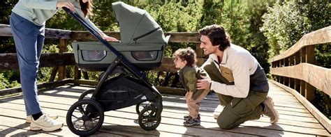 Bambino comodamente seduto nell'Inglesina Aptica