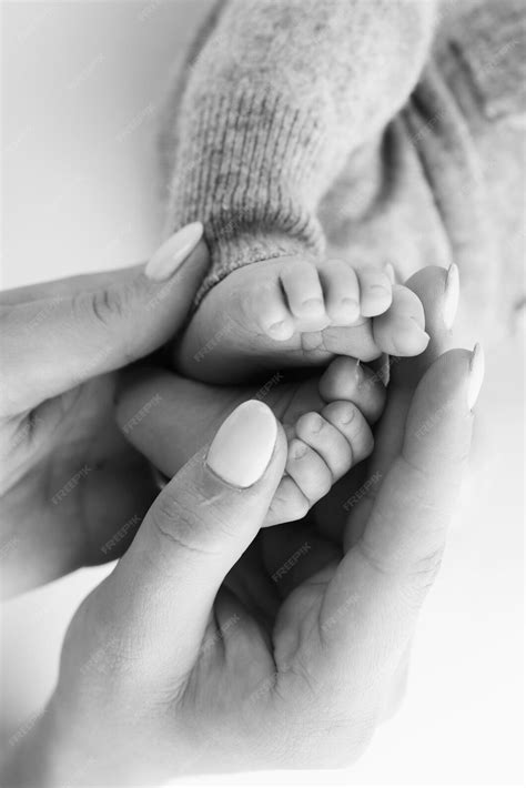 genitori che guardano il piede del neonato
