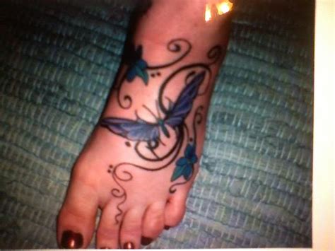 dettaglio di un tatuaggio sul collo del piede
