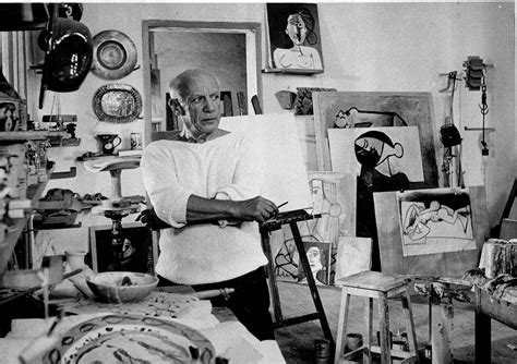 Pablo Picasso nel suo atelier al lavoro