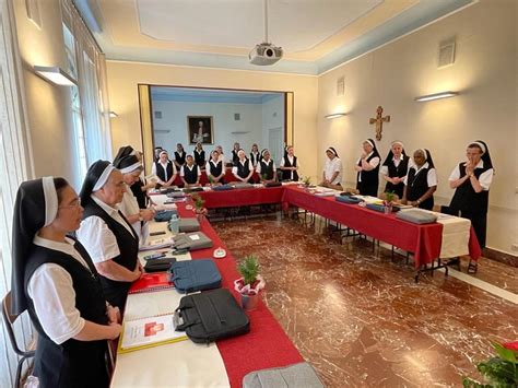 Ritratto del Beato Alfonso Maria Fusco e simbolo della Congregazione delle Suore di San Giovanni Battista