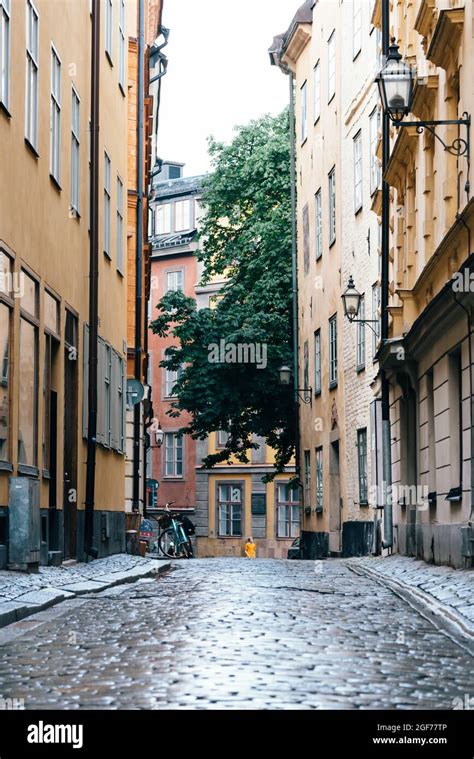 Strada acciottolata a Gamla Stan con case colorate
