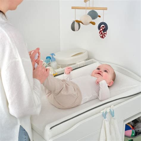 Bambino sul fasciatoio con genitore