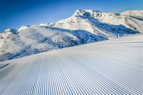 Veduta panoramica delle cime innevate di Prato Nevoso con il nuovo impianto di risalita