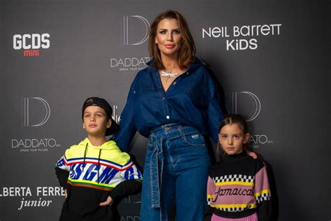 Claudia Galanti con i suoi figli (immaginario)
