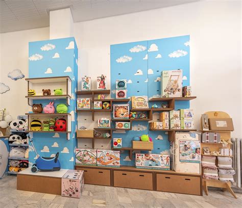 fotografia di un angolo ben organizzato in un negozio per bambini con seggiolini esposti in modo ordinato