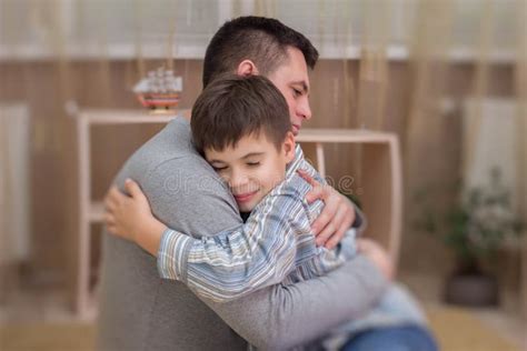 Bambino che abbraccia il papà
