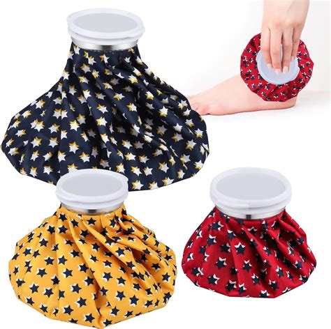 borsa del ghiaccio su un ginocchio di bambino