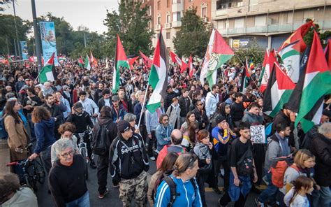 Manifestazione di Mujeres Creando a favore dell'aborto davanti alla Cattedrale di La Paz