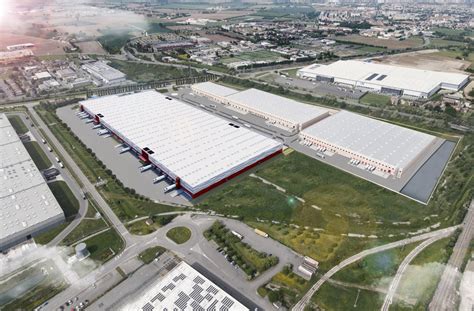 Panoramica moderna del centro logistico di Piacenza con autostrade e aree industriali