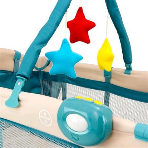 Bambino su lettino da gioco con fasciatoio