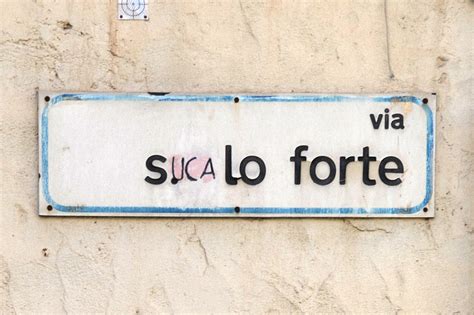 Graffiti urbani che rappresentano l'espressione suca sulle pareti di Palermo
