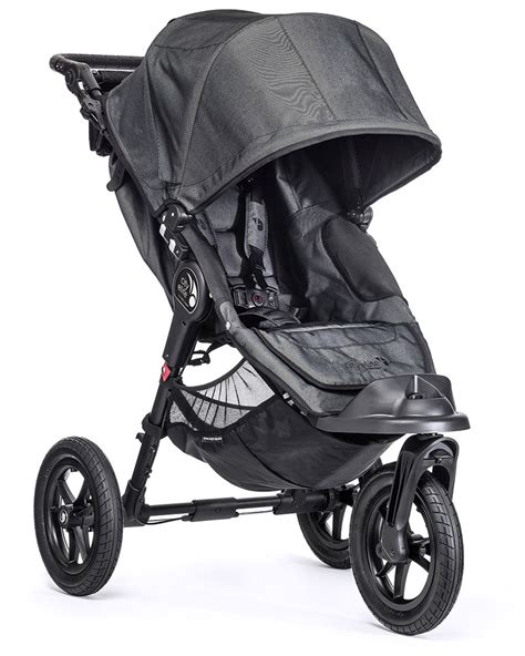 Esperti che testano passeggini jogger su diversi terreni