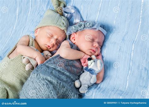 Neonati che dormono serenamente