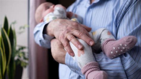 Nonni che tengono in braccio un neonato